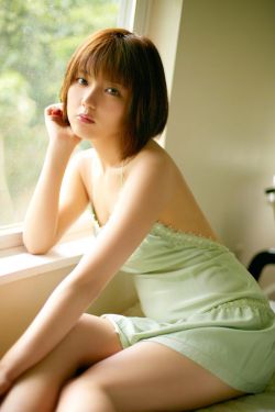 一把扯下肚兜 含着双乳